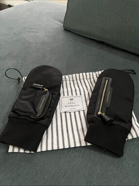 Anya Hindmarch Black Zip-Pocket Mittens